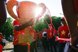 Cổ động viên mang theo biểu tượng Cup vô địch để cổ vũ tinh thần cho đội tuyển Việt Nam. (Ảnh: Trọng Đạt/TTXVN)