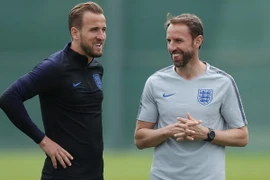HLV Southgate và Harry Kane trên sân tập. (Nguồn: Getty Images)
