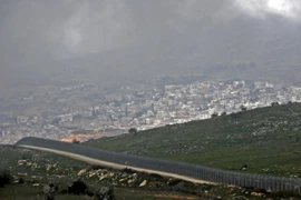 Hàng rào ngăn cách khu vực Cao nguyên Golan do Israel chiếm đóng, gần thị trấn Majdal Shams, với Syria, ngày 25/3/2019. (Ảnh: AFP/ TTXVN)