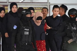 Cảnh sát áp giải nghi phạm Siti Aisyah (giữa) tới tòa án ở ngoại ô Kuala Lumpur, Malaysia ngày 14/12. (Ảnh: AFP/TTXVN)