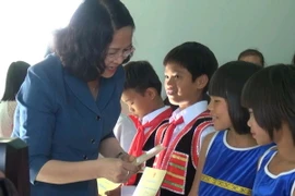 Phó Chủ tịch nước Đặng Thị Ngọc Thịnh trao tặng học bổng cho các em nhỏ tại Trung tâm Bảo trợ xã hội tỉnh Gia Lai. (Ảnh: Dư Toán/TTXVN)