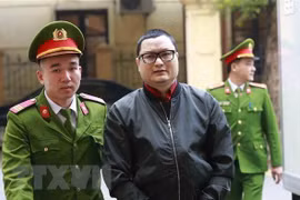 Cảnh sát dẫn giảị cáo Trần Hữu Tiệp nguyên Chủ tịch Hội đồng Quản trị Công ty MTM. (Ảnh: Doãn Tấn/TTXVN)