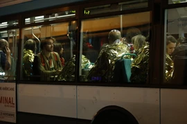 Lực lượng cứu hộ sơ tán người dân gần hiện trường vụ tấn công ở nhà hát Bataclan ngày 13/11. (Nguồn: AFP/TTXVN)