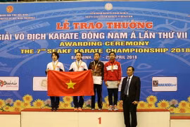 Ban tổ chức trao huy chương cho các vận động viên. (Ảnh: Thanh Thương/TTXVN)