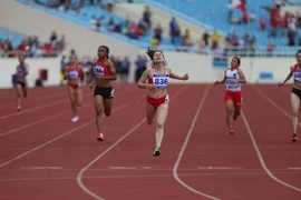 Vận động viên Nguyễn Thị Huyền (số 836-Việt Nam) tranh tài trên đường đua chung kết. (Ảnh: Hải An/Vietnam+)