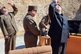 Nhà lãnh đạo Triều Tiên Kim Jong-un theo dõi vụ phóng tên lửa hôm 4/7 vừa qua. (Nguồn: Getty Images)