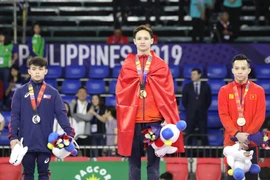 Đinh Phương Thành (giữa) và Lê Thanh Tùng (phải) trên bục nhận huy chương. (Ảnh: Vietnam+)