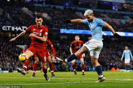 Aguero (áo xanh) mở đầu chiến thắng cho Liverpool. (Nguồn: Reuters)