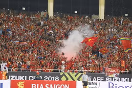 Cổ động viên đốt pháo sáng trên sân Mỹ Đình.
