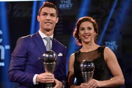 Cristiano Ronaldo và Carli Lloyd. (Nguồn: Getty Images)