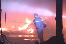 Lực lượng chữa cháy đang nỗ lực dập lửa. (Ảnh: Nguyễn Văn Việt/TTXVN)