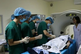 Điều trị ung thư gan cho một bệnh nhân. (Ảnh: Thanh Thương/TTXVN)