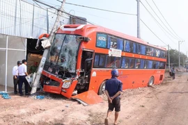 Xe khách đâm gãy cột điện, hàng chục hành khách hoảng loạn