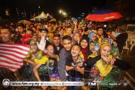 Cổ động viên Malaysia chào đón đội tuyển trở về.