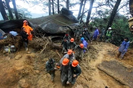 Lực lượng cứu hộ chuyển thi thể nạn nhân thiệt mạng trong vụ lở bùn do ảnh hưởng của bão Mangkhut tại thành phố Baguio, Philippines. (Ảnh: AFP/TTXVN)