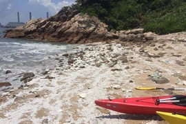 Một trong số các bãi biển phải đóng cửa. (Nguồn: hongkongfp.com)