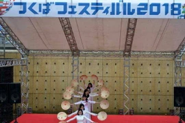 Màn trình diễn áo dài Việt Nam trong Lễ hội Giao lưu văn hóa thành phố Tsukuba. (Ảnh: Tômô/Vietnam+)