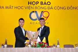 Lê Công Vinh cùng đối tác tài trợ dịch vụ y tế chăm sóc sức khoẻ Wecare247 trong buổi ra mắt. (Ảnh: Quang Nhựt/TTXVN)