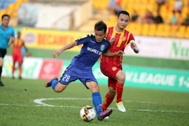 Becamex Bình Dương (áo xanh) đánh bại Nam Định. (Nguồn: Tuoitre.vn)