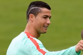 Ronaldo khoe kiểu tóc mới.