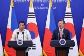 Tổng thống Hàn Quốc Moon Jae-in (phải) và Tổng thống Philippines Rodrigo Duterte tại cuộc họp báo chung. (Nguồn: YONHAP/TTXVN)