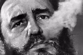 Hình ảnh nhà lãnh đạo Fidel Castro nhả khói xì gà trong một cuộc phỏng vấn hồi tháng 3/1985 ở Havana.