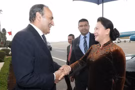 Chủ tịch Hạ viện Maroc Habib El Malki đón Chủ tịch Quốc hội Nguyễn Thị Kim Ngân tại sân bay quốc tế Rabat Salle. (Ảnh: Trọng Đức/TTXVN)
