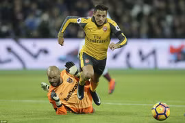 Sanchez lập hat-trick cho Arsenal. (Nguồn: AP)