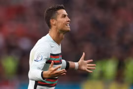 Cú đúp vào lưới Hungary đưa Ronaldo thành chân sút vĩ đại nhất EURO