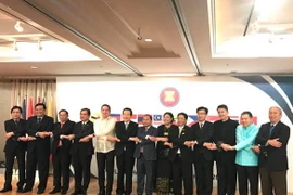 Đại sứ các nước ASEAN tại Hàn Quốc chụp ảnh lưu niệm cùng Chủ tịch Quốc hội Hàn Quốc Chung Sye-kyun. (Ảnh: Vũ Toàn/Vietnam+)