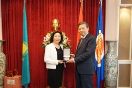 Bộ trưởng Tô Lâm và Đại sứ Việt Nam tại Kazakhstan Đoàn Thị Xuân Hiền. (Ảnh: Lê Quang Vinh/TTXVN)
