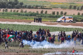 Người biểu tình Palestine xung đột với binh sỹ Israel tại khu vực hàng rào biên giới Israel- Gaza ngày 30/3. (Ảnh: THX/TTXVN)
