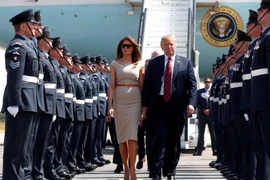 Tổng thống Mỹ Trump và phu nhân đến Anh. (Nguồn: Reuters)