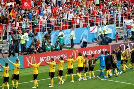 Cầu thủ Bỉ cảm ơn người hâm mộ sau chiến thắng. (Nguồn: Reuters)