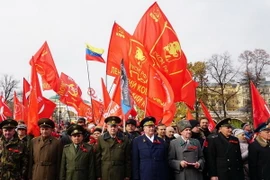 Dòng người viếng Lăng Lenin giương cao cờ của các Đảng Cộng sản và Công nhân thế giới. (Ảnh: Tâm Hằng/TTXVN)
