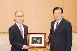 Phó Thủ tướng Trịnh Đình Dũng tặng quà lưu niệm cho ông Hoesung Lee. (Ảnh: Dương Giang/TTXVN)