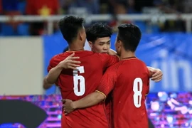 Các cầu thủ Việt Nam ăn mừng bán thắng ấn định tỷ sồ của Công Phượng. (Ảnh: Trọng Đạt/TTXVN)
