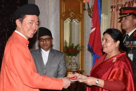 Đại sứ Phạm Sanh Châu trình Quốc thư lên Tổng thống Nepal Bidya Devi Bhandari. (Ảnh: Huy Lê/TTXVN)