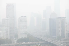 Khói mù ô nhiễm bao phủ thành phố Bắc Kinh, Trung Quốc ngày 15/10/2018. (Ảnh: AFP/TTXVN)