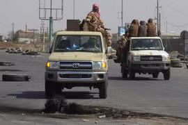 Binh sỹ ủng hộ chính phủ Yemen tại thành phố cảng Hodeida. (Ảnh: AFP/TTXVN)