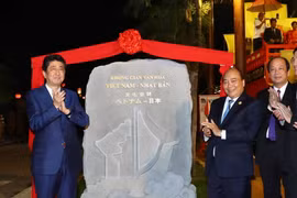 Thủ tướng Nguyễn Xuân Phúc và Thủ tướng Nhật Bản Shinzo Abe khai trương Không gian văn hóa Việt-Nhật. (Ảnh: TTXVN)