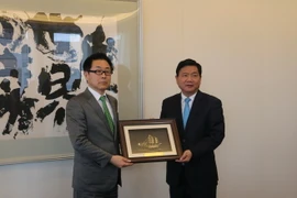 Ông Đinh La Thăng tặng quà cho Phó Chủ tịch cấp cao JICA Kazuhiko Koshikawa. (Ảnh: Tiến Lực/TTXVN)