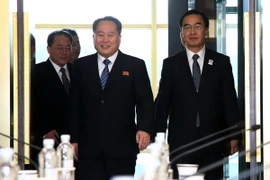 Trưởng đoàn đàm phán Triều Tiên Ri Son-gwon (trái, phía trước) và Trưởng đoàn đàm phán Hàn Quốc Cho Myoung-gyon. (Nguồn: THX/TTXVN)