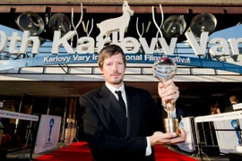 Đạo diễn người Mỹ Diego Ongaro với giải Quả cầu Pha lê dành cho Phim hay nhất “Bob and Trees.” (Nguồn: CTK)