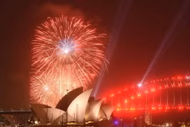 Màn pháo hoa rực rỡ sắc màu trên cầu cảng Sydney. (Nguồn: EPA)