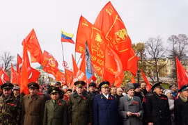 Dòng người viếng Lăng Lenin giương cao cờ của các Đảng Cộng sản và Công nhân thế giới. (Ảnh: Tâm Hằng/TTXVN)