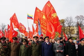 Dòng người viếng Lăng Lenin giương cao cờ của các Đảng Cộng sản và Công nhân thế giới. (Ảnh: Tâm Hằng/TTXVN)