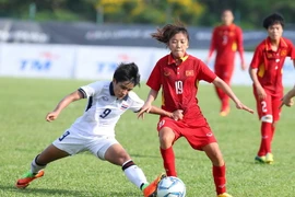 Pha tranh bóng giữa cầu thủ hai đội. (Ảnh: Quốc Khánh/TTXVN)