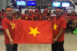 Cổ động viên lên đường sang Malaysia, 'tiếp lửa' cho tuyển Việt Nam
