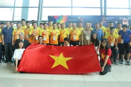 Đại sứ Việt Nam Phạm Vinh Quang đón đội tuyển Olympic Việt Nam tại sân bay. (Ảnh: Đỗ Quyên/Vietnam+)